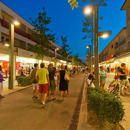 Villa Paola, Ground-Floor Flat, With Free Wi-Fi, Parking, Terrace, Beach And Town Centre Within Walking Distance 比比翁