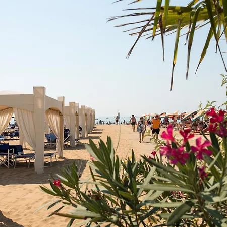 Villa Paola, Ground-Floor Flat, With Free Wi-Fi, Parking, Terrace, Beach And Town Centre Within Walking Distance * Bibione